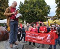 Axel Mayer (BUND) mit "schwäbischen Pflastersteinen"