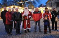 Da freut sich der Nikolaus: Marktorganisatoren Iris und Paul Diodone (2. u.3. v. r.)