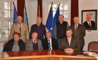 Gruppenbild im Bürgersaal: Karl- Anton Hanagarth, Lothar Neumann, Dr . Patrick Rapp, Oliver Rein (sitzend v.l.), Gundolf Fleischer, Alfred Vonarb, Thomas Scholz und Gabriel Schweizer (stehend v. l.)