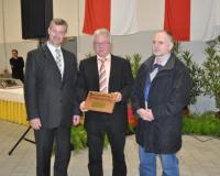 Bringt güldenes Werkzeug: Michael Fuß (rechts) mit Oliver Rein und Bauhofchef Karl- Heinz Brückner