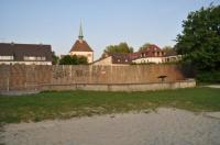 Radbrunnenansicht bleibt erhalten, auch wenn hinterm Zaun gebaut wird