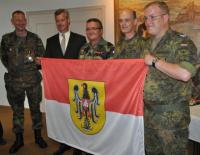 Tiefe Verbundenheit: Breisach- Flagge mit Stadtwappen (Henning Weeke, Oliver Rein, Phillip Chalmel v.l.)