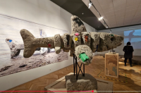 Surrealismus am Donau-Ursprung: Komische Haifische werden vom 21.5. bis 13.9.2026 in Donaueschingen gezeigt.