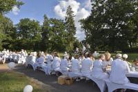 „Dîner en blanc" im Schlosspark von Donaueschingen mit den Gästen aus dem Vorjahr