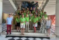 Gruppenfoto im Schloss Rohan in Saverne mit Stadtrat Christophe Kremer und Stadträtin Vielle Ville (links), Stadträtin Carine Oberle und Cathy Adam (rechts)