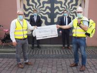 Gute PR-Tat nach Corona-S-Exit der Sparkasse Freiburg: Marcel Thimm und Marc Winsheimer spenden 5000 Sparkassen-Euro.