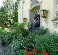 Bürgermeister Benjamin Bohn freut sich über sieben seltene Bäume von Park-Schöpfer Werner Semmler.