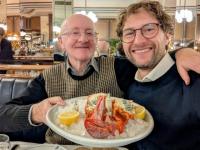 Les testeurs de restaurants et journalistes Werner Semmler et Dr. Andreas Schmidt évaluent les fruits de mer à Paris.