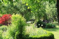 Das Licht der Sonne macht Farben im Breisacher-Garten in Ihringen