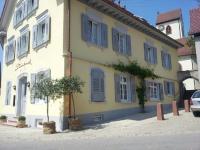 Herrenhaus-Fassade mit Spitzenküche: Männers Steinbuck-Stube in Bischoffingen