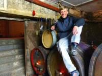 Frischer Wind im Weingut Lay: Jungwinzer Christian Lay baut erste Barrique-Weine aus.