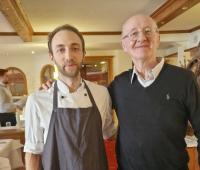 Dominik Weißer mit Restaurant-Kritiker Werner Semmler bei einem Testessen im Romantik-Hotel Rindenmühle