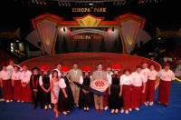 Europa-Park-Chef Roland Mack vor der größten Schwarzwälder Kirschtorte der Welt