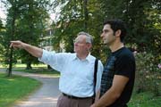 Helmut Rippl, berühmter Altmeister Europäischer Gartenkunst, bewundert mit Oliver El-Helou den Auguste-Victoria-Park