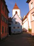 Im Schatten des Kirchturms