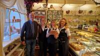 Die süßen Glücksbringerinnen der Confiserie-Cafe-Conditorei Mayerhöfer mit Melanie Weisser und  Restaurant-Kritiker Werner Semmler