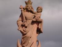 Der Marienbrunnen auf dem Gutshofplatz