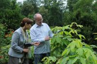 Während der Drehpausen lässt sich Christine Kaufmann die  jungen "Baum-Kinder" von Werner Semmler zeigen