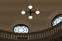 Das Lichtkreuz im Friedhofs-Dom zu Freiburg: In der Einsegnungshalle.