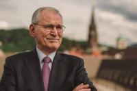 Das Gesicht verrät Preis, Leid und Astrengung seines Kunst- und Lebenswerkes:  Roland  Burtsche, der  Virtuose der Verwöhnungskunst, hat das Ersatzschloss Grand-Hotel neu erfunden. 