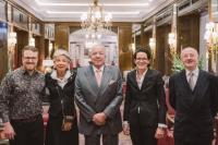 Gruppenfoto zum Abschluss der Fernseh-Aufnahmen und des Hotel-Porträts über den  Europäischen Hof. Von Links: Fionn Große, Sylvia von Kretschmann, Ernst-Friedrich von Kretschmann, Dr. Caroline von Kretschmann und Werner Semmler